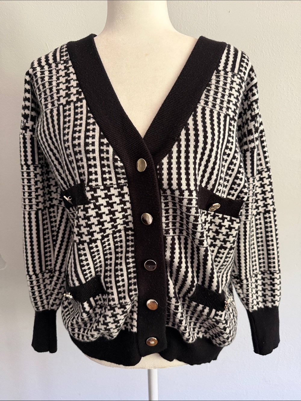Joseph A Black & White Houndstooth V-Neck Button Cardigan Size M